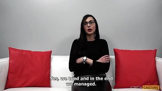 Парень на кастинге оттрахал худую девку в письку и спустил сперму ей на жопу