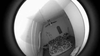 Разгорячённая тёлка мастурбирует пизду перед скрытой камерой