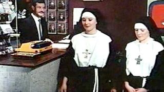 Групповуха монахинь с работниками отеля в номере на кровати