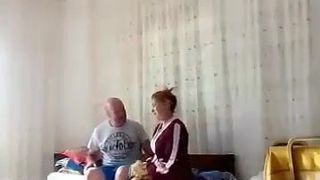 Мужик раздел перед камерой замужнюю мусульманку и выебал её на полу