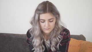 На кастинге русская девственница разделась догола и показала на диване целку